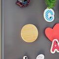 Abridor de bambú con función posavasos