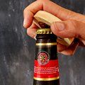 Abridor de bambú con función posavasos