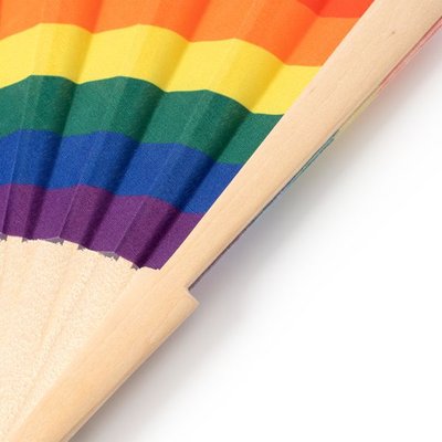 Abanico de madera multicolor