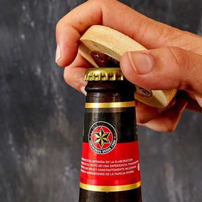 Abridor de bambú con función posavasos