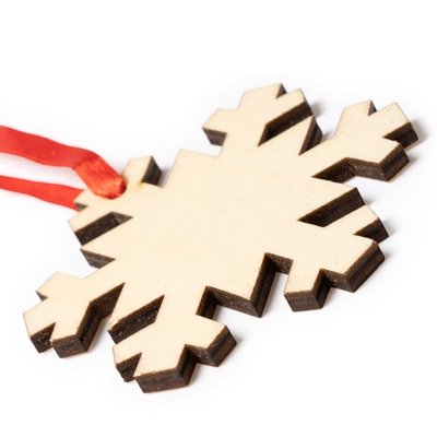 Adorno navideño de madera con cinta roja