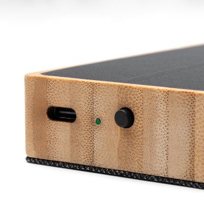 Altavoz inalámbrico de bambú con carga solar