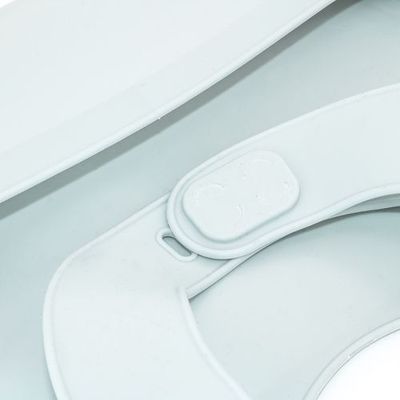 Babero ajustable de silicona con recogemigas