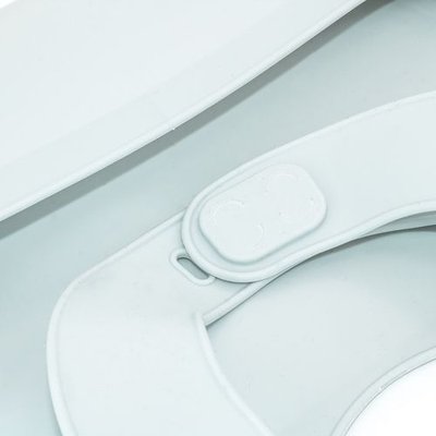 Babero ajustable de silicona con recogemigas
