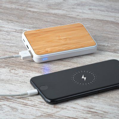 Batería externa 5000 mAh con superficie de bambú