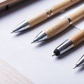 Bolígrafo ecológico en bambú de tinta negra con clip en pulsador