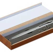 Bolígrafo metalizado con luz led y puntero láser rojo en estuche de madera Plata