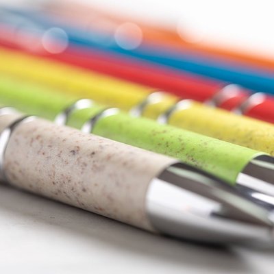 Bolígrafo en caña de trigo y ABS de colores con accesorios cromados