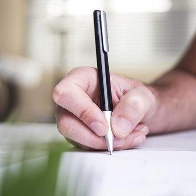 Bolígrafo de diseño minimalista con mecanismo giratorio