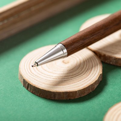 Bolígrafo ecológico en madera de nogal