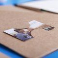 Carpeta en resistente cartón reciclado rígida y boligrafo