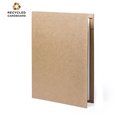 Carpeta en resistente cartón reciclado rígida y boligrafo