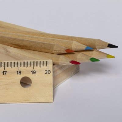 Caja de madera con 6 lápices de colores y regla