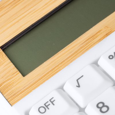 Calculadora de 8 dígitos en ABS reciclado y bambú