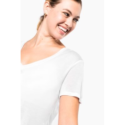 Camiseta de chica con cuello de pico