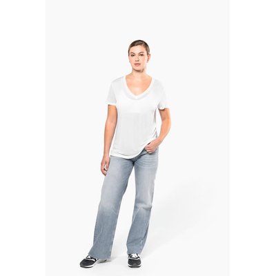 Camiseta de chica con cuello de pico