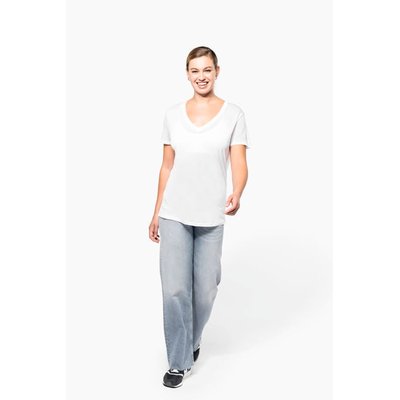 Camiseta de chica con cuello de pico