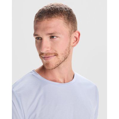 Camiseta técnica con bajo trasero más largo