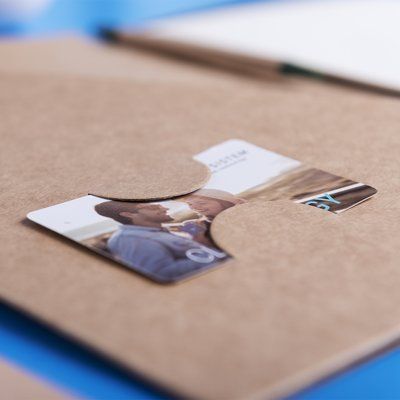 Carpeta en resistente cartón reciclado rígida y boligrafo