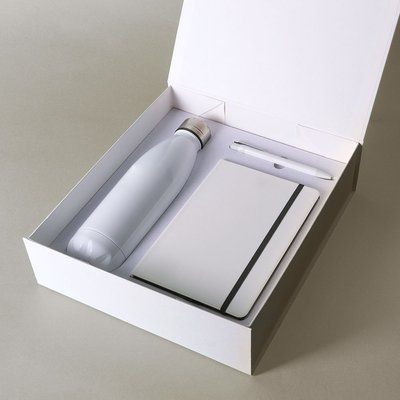 Conjunto de libreta, bolígrafo y botella