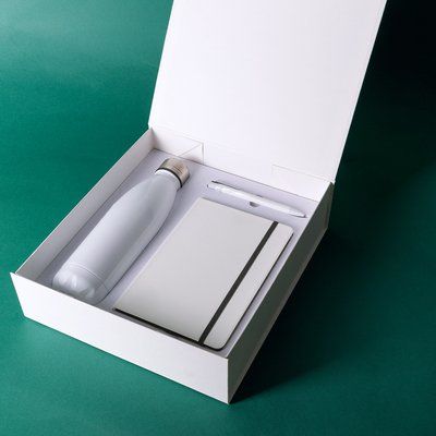 Conjunto de libreta, bolígrafo y botella