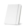 Cuaderno A5 con páginas rayadas y cierre elástico