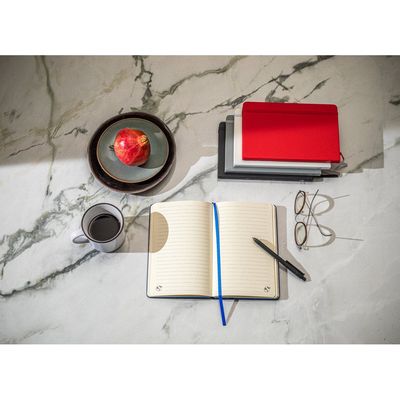 Cuaderno A5 con páginas rayadas y cierre elástico
