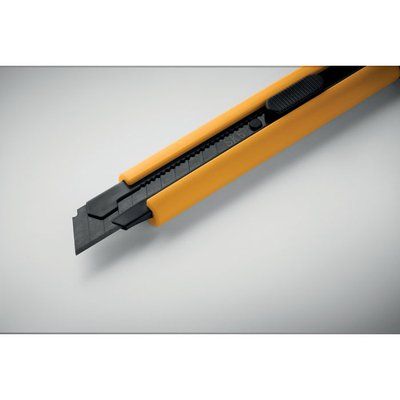 Cúter retráctil con hojas de acero al carbono