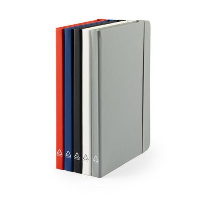 Cuaderno A5 con páginas rayadas y cierre elástico