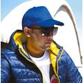 Gorra con visera precurva