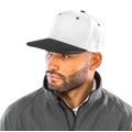 Gorra bicolor con visera plana