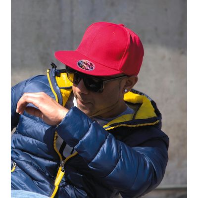 Gorra con visera plana