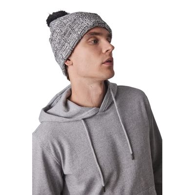 Gorro con pompón y dobladillo