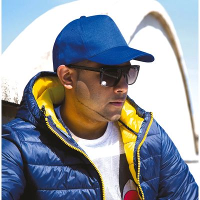 Gorra con visera precurva