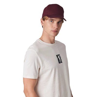 Gorra ajustable mediante tira autoadhesiva