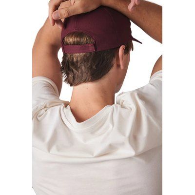 Gorra ajustable mediante tira autoadhesiva