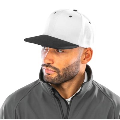 Gorra bicolor con visera plana