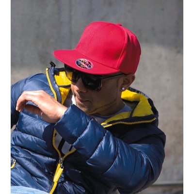 Gorra con visera plana