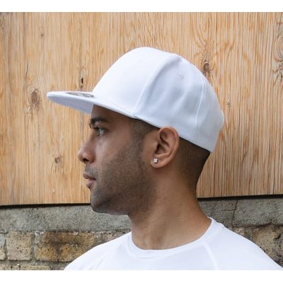 Gorra con visera plana