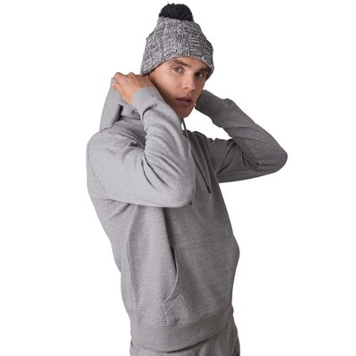 Gorro con pompón y dobladillo