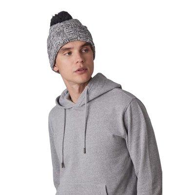 Gorro con pompón y dobladillo