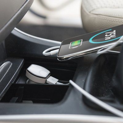 Cargador USB para coche con localizador GPS