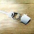 Llavero de aluminio con forma de casa