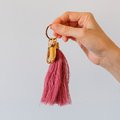Llavero con pompón y chapa