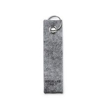 Llavero rectangular de fieltro reciclado Gris