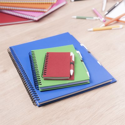 Mini-libreta ecológica de cartón reciclado con boli a juego 8,6x11,7 cm