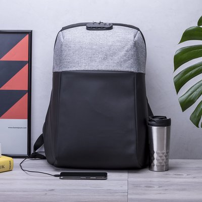 Mochila antirrobo repelente de agua para portátil 15' con salida USB