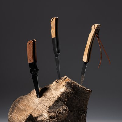 Navaja negra con empuñadura de madera natural