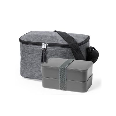 Nevera con fiambrera y cubiertos reciclados