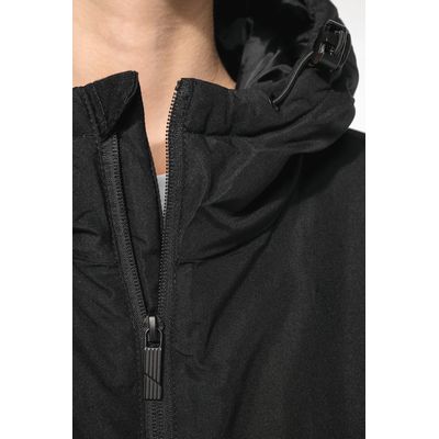 Parka con capucha y tejido hidrófugo